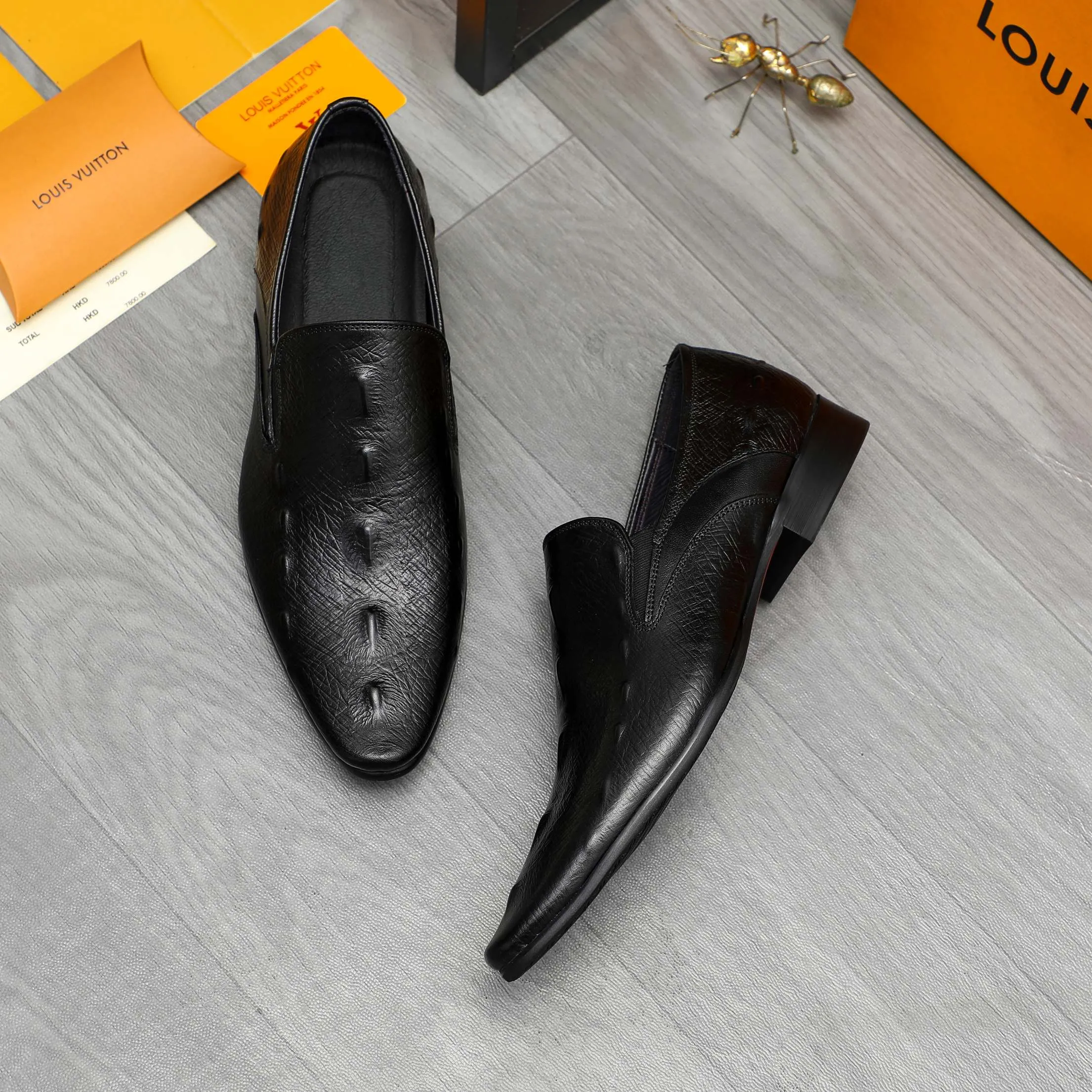 Men's shoes 💰500 Product trademark: LV "Louis Vuitton" business casual slip-on leather shoes Regular size: 37-46 Product material: Selected high-quality embossed cowhide upper, pigskin lining, rubber outsole